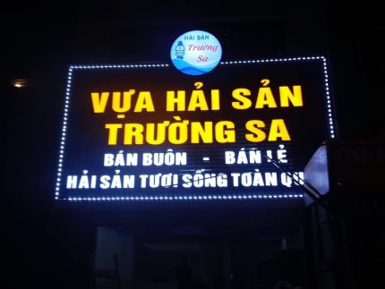 Biển quảng cáo vựa hải sản Trường Sa